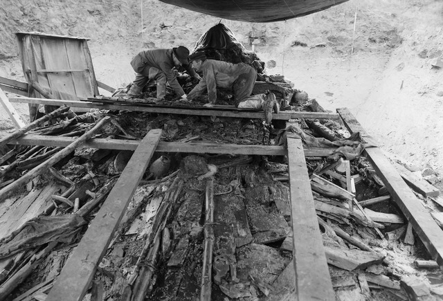 The burial chamber of the Oseberg ship during excavation. Visible are wooden remains and artifacts crushed under layers of stone, offering insights into Viking burial rituals. (Photo: Museum of Cultural History / CC BY-SA 4.0)