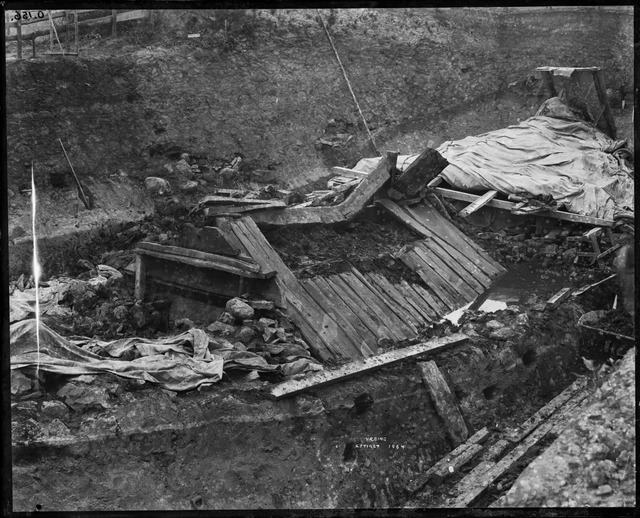 The Oseberg ship during its excavation reveals the burial chamber placed atop the vessel, with a distinct layer of stones visible in front of the chamber. (Photo: Museum of Cultural History / CC BY-SA 4.0)