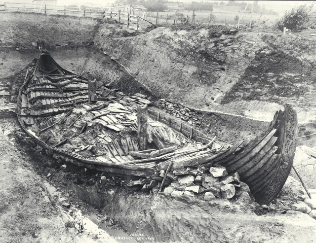 This image shows the Oseberg ship after the stones were cleared and the burial chamber was removed, offering a clearer view of its remarkable structure. (Photo: Museum of Cultural History / CC BY-SA 4.0)