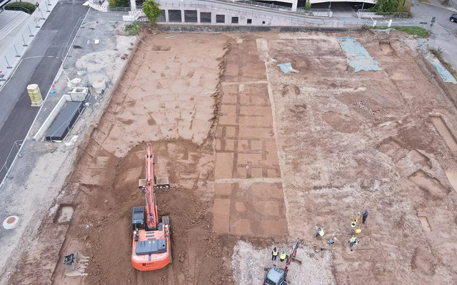 To the west, the cleared area reveals progress on the new construction; the central strip highlights trenches from the 1966 dig, while the right side remains untouched for further investigation. (Credit: LAD/AAB, Jasmin Rüdiger)