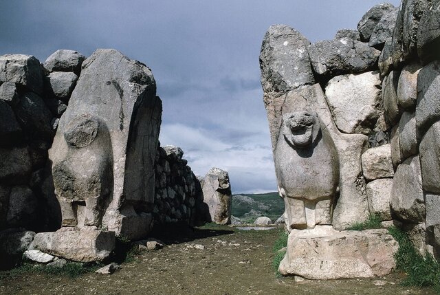 The Lions’ Gate, an iconic feature of Hattusa’s ancient walls, once stood as a powerful entrance to the Hittite capital in Boğazkale, Turkey.