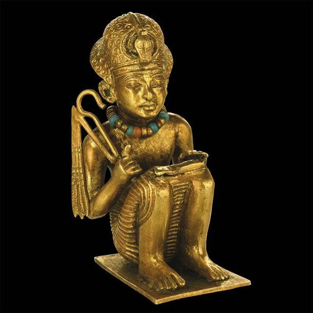 The pendant was discovered alongside nested coffins, one of which bore the name of Queen Tiye, Tutankhamun’s grandmother, and even contained a lock of her hair.