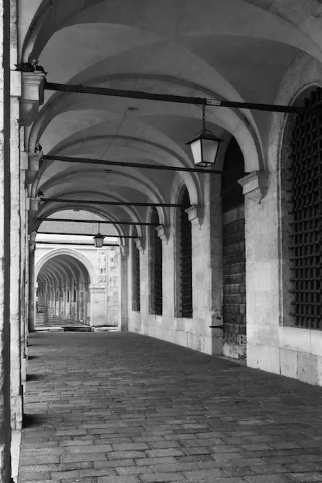 The arcade beneath the New Prisons seamlessly aligns with the iconic architecture of the Doge’s Palace in Venice.