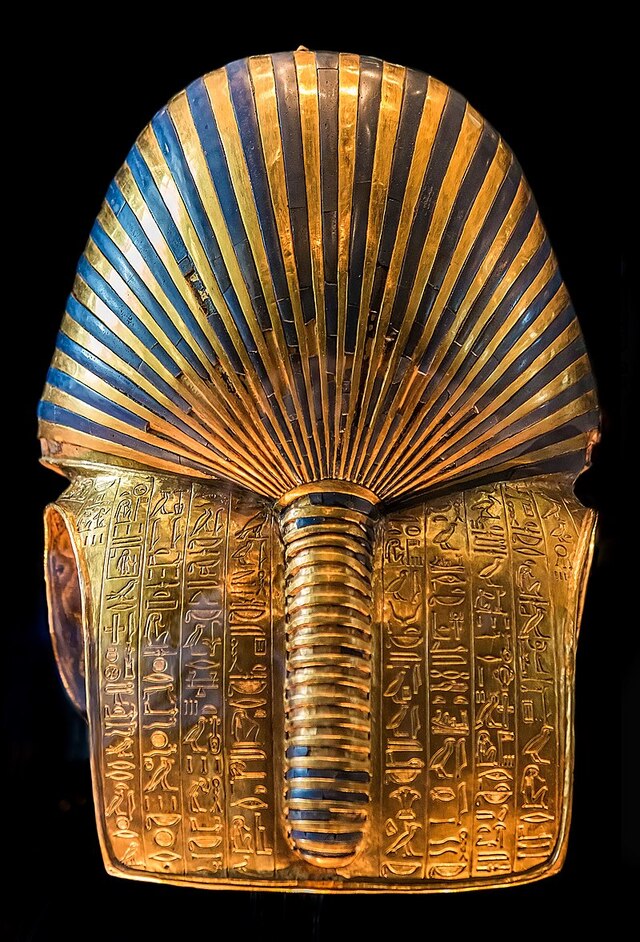 The back view of the Mask of Tutankhamun, showcasing inscriptions from the Book of the ᴅᴇᴀᴅ that offered protection to the young pharaoh in the afterlife.