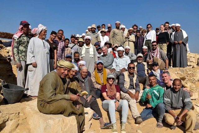 The dedicated archaeological team celebrating their discovery at the Saqqara necropolis, a testament to international collaboration. (Courtesy: Egyptian Ministry of Tourism and Antiquities)