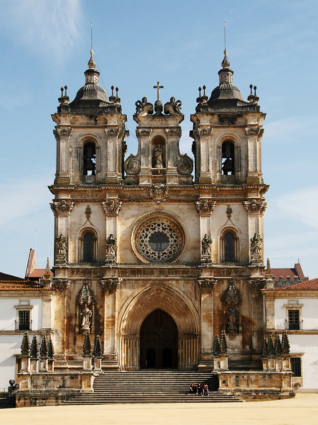 The façade of the Alcobaça Monastery, an architectural marvel showcasing Gothic and Baroque influences. (Credit: Wikimedia Commons)