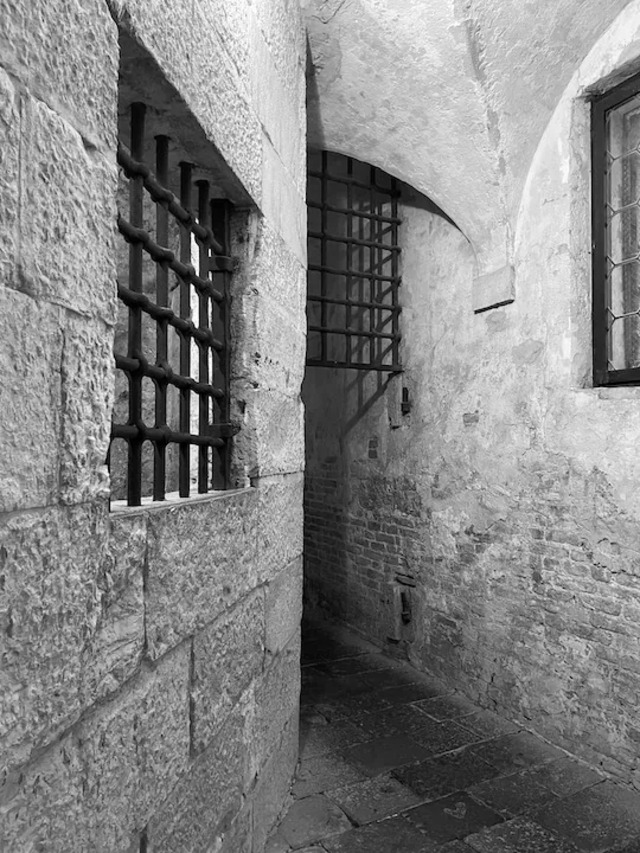 The guards’ corridor in the New Prisons of the Doge’s Palace, offering a glimpse into 17th-century Venetian prison life.