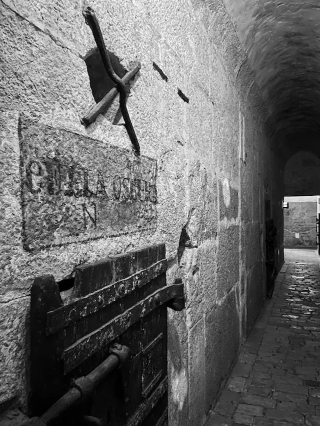 The infamous “cella oscura” or “dark cell” of the New Prisons at the Doge’s Palace, shrouded in 17th-century intrigue.