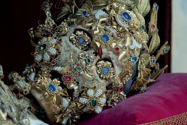 The jeweled skeleton of St. Benedictus, adorned with intricate decorations, showcases the craftsmanship of its time. (Copyright: Paul Koudounaris)