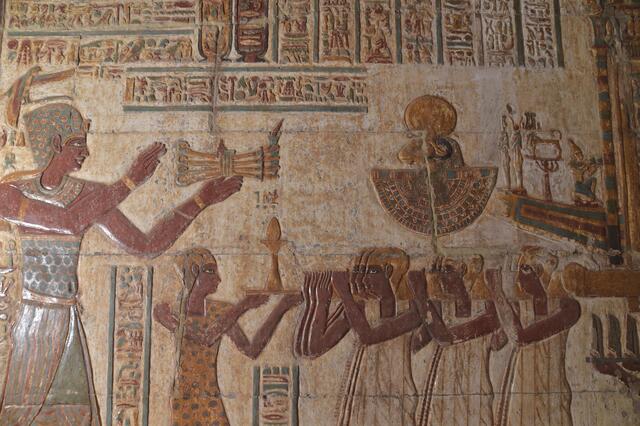 The king offering four incense burners before the sacred barque of Khnum, a scene steeped in divine reverence. (© Ahmed Amin, Egyptian Ministry of Tourism and Antiquities)