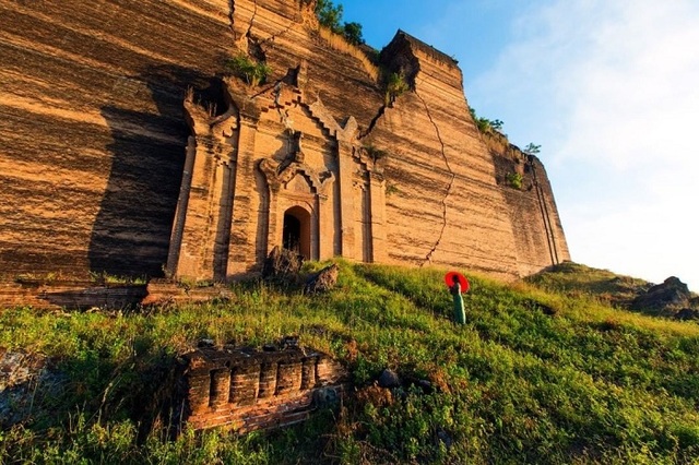 The lush greenery surrounding Mingun Pahtodawgyi adds a natural charm to the historical stupa, enhancing its timeless appeal.