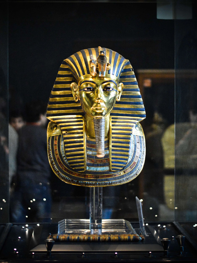 The mask measures 54 centimeters tall and weighs over 10 kilograms, crafted from layers of high-karat gold.