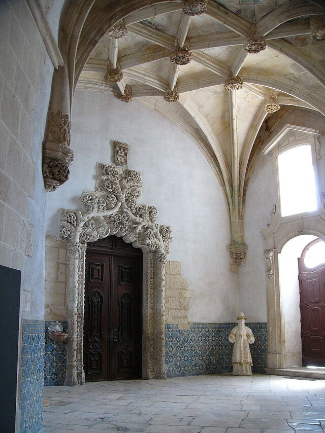 The ornately decorated Manueline-style sacristy door, reflecting the transition to Portuguese late Gothic architecture.