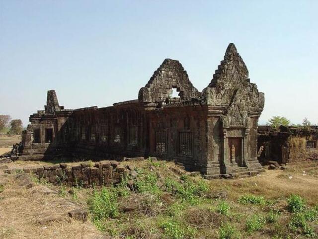 The “palace” on the lower terrace of Vat Phou Temple showcases its intricate design and ancient grandeur. (Credit: Michael Gunther / CC BY-SA 4.0)