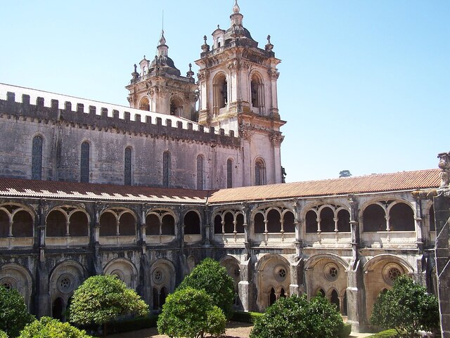 The peaceful Cloister of Silence, built under the reign of King Dinis I, offering a serene view of the monastery's garden.