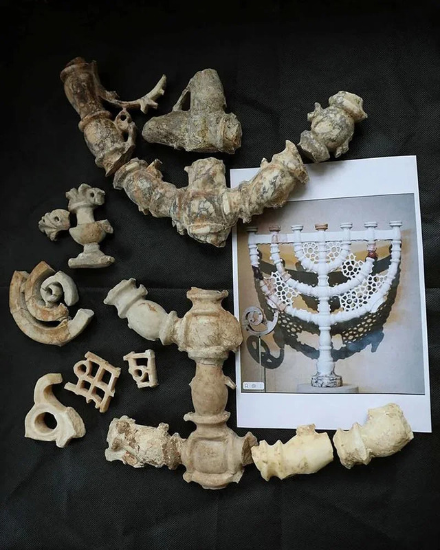 Recovered fragments of a magnificent broken menorah from the Phanagoria synagogue are accompanied by a detailed reconstruction of its original appearance. (Credit: Vitaly Timkiv, Oleg Deripaska, Volnoe Delo Foundation)