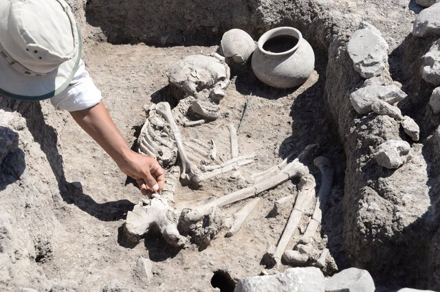 The skeletal remains of a woman lie uncovered on Çayönü Hill in Ergani, revealing fragments of an ancient story.