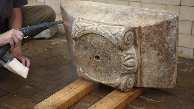 The synagogue's interior featured elaborate decorations, including painted walls, inscribed marble tablets, stelae, and intricately designed marble columns. (Image credit: Volnoe Delo Foundation)