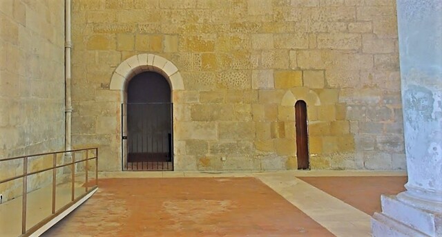 The two adjacent doors in the refectory: the narrow serving hatch and a wider entrance to the kitchen, debunking the fasting myth. (Credit: Wikimedia Commons)