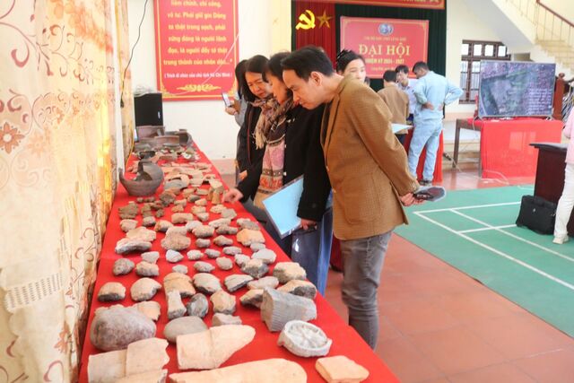 Visitors observe a display of artifacts recovered from the Luy Lau site, including tools, molds, and other remnants from Vietnam’s historic bronze drum production hub.