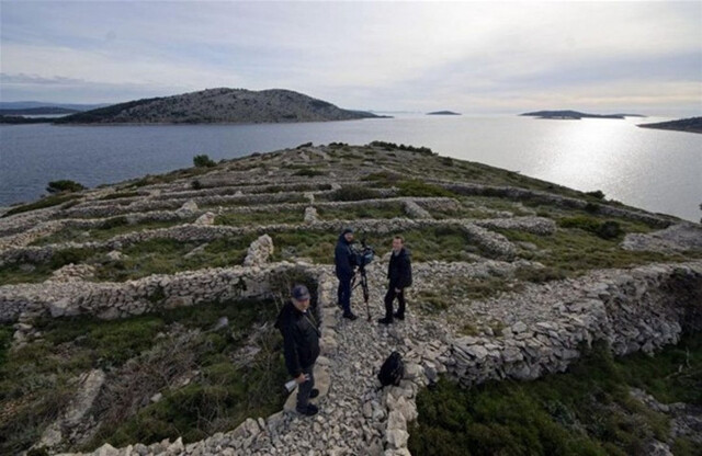 While Baljenac itself has no port or permanent inhabitants, visitors can marvel at its beauty through boat tours that circle the island