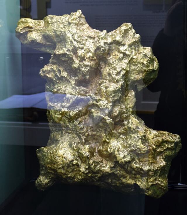 A detailed replica of the "Welcome Stranger" gold nugget, the largest alluvial gold nugget ever discovered, weighing 109.59 kilograms at the time of its unearthing in 1869. The original nugget was melted down shortly after its discovery, but replicas like this one preserve its legacy.